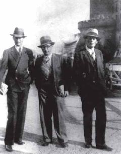 Илья Ильф, Борис Ефимов и Евгений Петров. Неа­поль, 1933 год — один из эта­пов пу­те­шест­вия Моск­ва—Па­риж.
