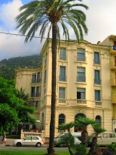 Современный вид отеля «Сесиль» в Ментоне, который сейчас называется «El Paradiso». Фото [Yves Salmon](https://www.flickr.com/photos/fotofreakske/2741194178/) 2008