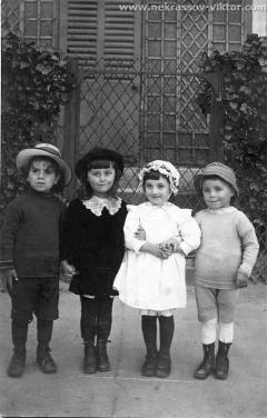 Бобос Кристи, Вика Некрасов, Лена Пятницкая и Тотошка Луначарский, Париж, 20.5.1914