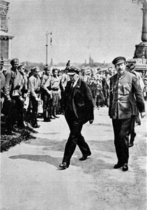 Ленин и Луначарский обходят строй почетного караула, направляясь к месту закладки памятника «Освобожденный труд». Москва, 1 мая 1920 г.