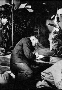 В. И. Ленин на ступеньках трибуны во время заседания III конгресса Коммунистического Интернационала. Москва, 28 июня, 1 или 5 июля 1921 г.