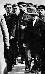 Ленин и Луначарский направляются после закладки памятника «Освобожденный труд» на выставку проектов этого памятника. Москва, 1 мая 1920 г.