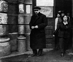 Ленин и Крупская выходят после заседания I Всероссийского съезда по просвещению. Москва, 28 августа 1918 г. Фотограф не установлен.
