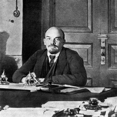 Ленин председательствует на заседании Совета народных комиссаров по выздоровлении после ранения. Москва, 17 октября 1918 г. Фотография П. А. Оцупа