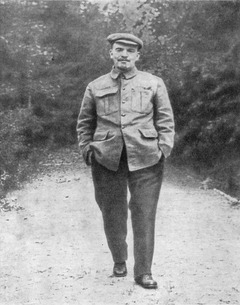 Ленин на прогулке. Горки, начало августа 1922 г. Фотография В. В. Лободы