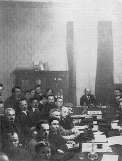 Ленин на заседании Совета Народных Комиссаров в Кремле. 3 октября 1922 г. Фотография П. А. Оцупа