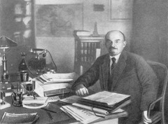 Ленин в своем кабинете в Кремле 4 октября 1922 г. Фотография П. А. Оцупа.