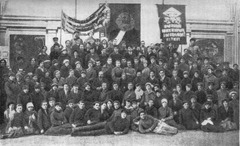 Ленин и Н. К. Крупская в группе слушателей курсов по внешкольному образованию, отправляющихся на фронт. 28 октября 1919 г. Фотограф не установлен.