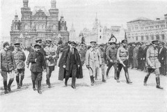 Ленин обходит фронт войск Всеобуча на Красной площади 25 мая 1919 г. Фотография Н. Смирнова