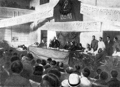 Ленин произносит речь на I Всероссийском съезде по просвещению в президиуме — Луначарский Москва, 28 августа 1918 г. Фотограф не установлен