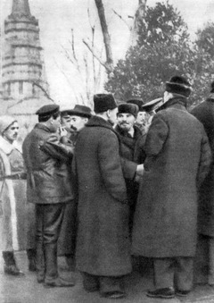 Ленин на Красной площади в день празднования первой годовщины Великой Октябрьской социалистической революции 7 ноября 1918 г. Фотограф не установлен.