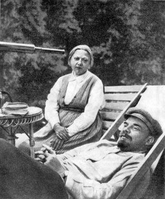 Ленин и Крупская В Горках. Август — начало сентября 1922 г. Фотография М. И. Ульяновой.