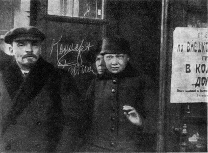 Ленин и Крупская выходят из Дома Союзов после заседания I Всероссийского съезда по внешкольному образованию. Москва, 6 мая 1919 г.