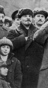 Ленин на Красной площади во время демонстрации трудящихся посвященной празднованию второй годовщины Великой Октябрьской социалистической революции 7 ноября 1919 г. Фотография Л. Я. Леонидова.