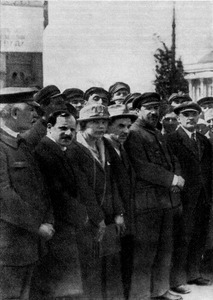 Ленин и Луначарский на закладке памятника Карлу Марксу на Театральной площади. Москва, 1 мая 1920 г. Фотограф не установлен.
