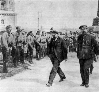 Ленин и Луначарский обходят строй почетного караула, направляясь к месту закладки памятника «Освобожденный труд» на Пречистенской набережной