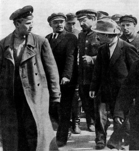 Ленин и Луначарский с группой товарищей направляются после закладки памятника «Освобожденный труд» на выставку проектов этого памятника.