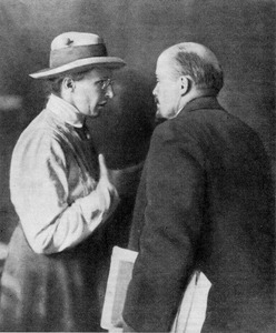 Ленин во время перерыва между заседаниями II конгресса Коминтерна в Кремле беседует с Е. Д. Стасовой. Не ранее 23 июля, не позднее 6 августа 1920 г. Фотография В. К. Буллы.