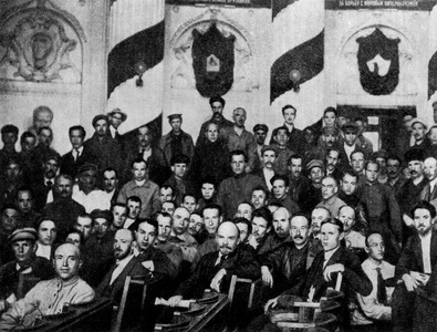 Ленин среди делегатов X Всероссийской конференции РКП(б) в Свердловском зале Кремля 26–28 мая 1921 г. Фотограф не установлен