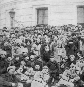 Ленин в Кремле с делегатами X съезда РКП(б) — участниками ликвидации кронштадтского мятежа 22 марта 1921 г. Фотография Л. Я. Леонидова