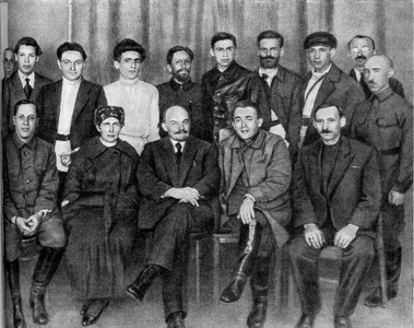 Ленин с группой сотрудников «Центропечати», работавших над записью его речей на грампластинки. Москва, 25 апреля 1921 г. Фотография Л. Я. Леонидова