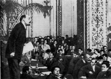 Ленин произносит речь на заседании III конгресса Коминтерна в бывшем Андреевском зале Кремля. Москва, 28 июня, 1 или 5 июля 1921 г. Фотография В. К. Буллы