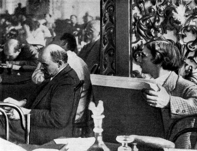 Ленин на заседании III конгресса Коминтерна в бывшем Андреевском зале Кремля. Художник И. И. Бродский рисует его портрет 28 июня, 1 или 5 июля 1921 г. Фотография В. К. Буллы