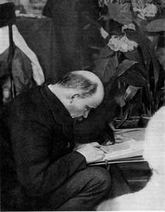 Ленин на ступеньках трибуны во время заседания III конгресса Коминтерна в бывшем Андреевском зале Кремля. 28 июня, 1 или 5 июля 1921 г. Фотография В. К. Буллы