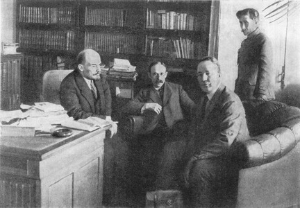 Ленин в своем кабинете в Кремле беседует с американским экономистом П.-П. Христенсеном. В центре — Б. И. Рейнштейн, справа стоит П. И. Воеводин 28 октября 1921 г. Фотография А. А. Левицкого