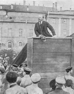 Ленин выступает с речью на площади Свердлова на параде войск, отправляющихся на Польский фронт. 5 мая 1920 г. Фотография Г. П. Гольдштейна