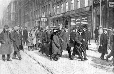 Ленин и Н. К. Крупская в Стокгольме 31 марта/13 апреля 1917 г. с группой русских политэмигрантов (В день проезда через шведскую столицу) по пути из Швейцарии в Россию. Фотография В. Мальмстрема