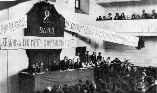 Ленин произносит речь на I Всероссийском съезде по просвещению в президиуме — Луначарский Москва, 23 августа 1918 г. Фотограф не установлен