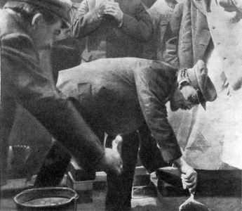 Ленин закладывает первый камень в основание памятника Карлу Марксу на Театральной площади 1 мая 1920 г. Фотография А. И. Савельева.