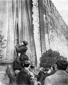 Ленин открывает мемориальную доску в память павших за мир и братство народов. Москва, 7 ноября 1918 г. Фотограф не установлен.