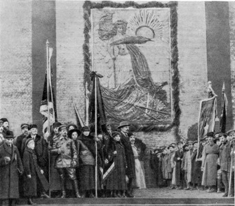 Ленин и Я. М. Свердлов на Красной площади у Кремлевской стены во время демонстрации трудящихся, посвященной первой годовщине Великой Октябрьской социалистической революции 7 ноября 1918 г. Фотограф не установлен.