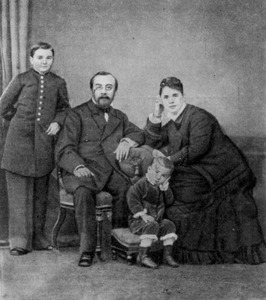 С родителями. 1879–1881 гг. МКЛ — стр. 549