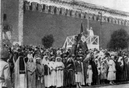 Выступление на митинге в честь открытия третьего конгресса III Интернационала. Москва, Красная площадь, 17 июля 1921 г. МКЛ — стр. 585