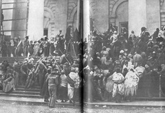 Массовая инсценировка «Гимн освобожденному труду». Петроград, портал бывш. Фондовой биржи, 1 июля 1920 г.