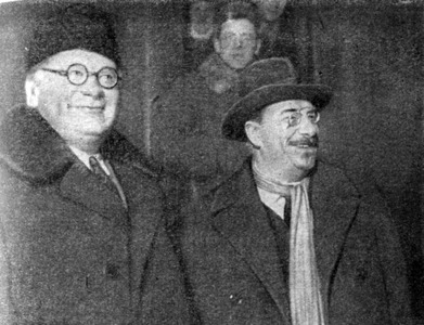 Литвинов М. М. и Луначарский А. В. перед отъездом в Женеву на 4–ю сессию Подготовительной комиссии. Москва, 1927 г. (Кино–фото архив).