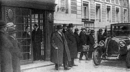 Делегаты Подготовительной комиссии после заседания. Женева, 1927 г. (Кино-фото архив).