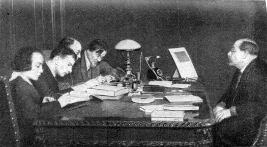 Луначарский беседует с корреспондентами советских газет. Москва, 1928 г. (Кино-фото архив).