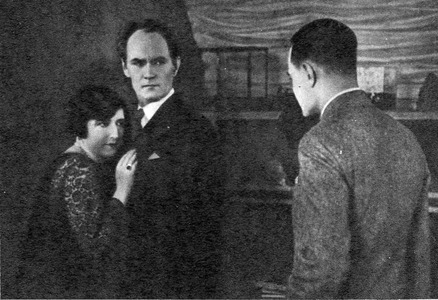 Н. А. Розенель — Фелиция Цанге, Б. Гётцке — профессор Цанге, Н. П. Хмелев — принц Карлштейн. Кинофильм «Саламандра». 1928 г.