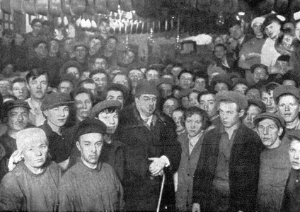 А. В. Луначарский с работниками фабрики музыкальных инструментов. 1931 г. (?)
