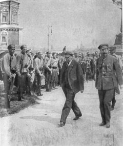 B. И. Ленин и А. В. Луначарский направляются к месту закладки памятника «Освобожденный труд». 1 мая 1920 года. Москва.