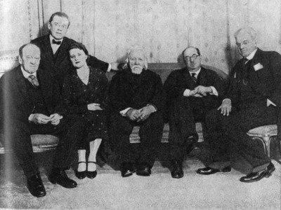 Л. М. Леонидов, И. М. Москвин, А. К. Тарасова, А. П. Карпинский, А. В. Луначарский, В. В. Лужский. 1931.