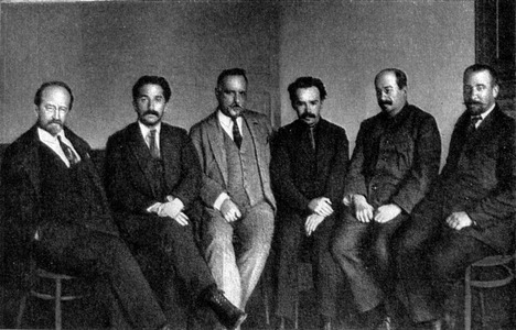 Слева направо: А. И. Свидерский, И. И. Ходоровский, И. А. Семашко. А. В. Луначарский, 1922 г.