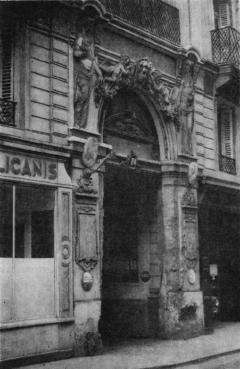 В этом доме (Париж, ул. Гренель, 84) 10 ноября 1912 года Г. В. Плеханов выступил с рефератом «Искусство и общественная жизнь». Его оппонентом был А. В. Луначарский. Фото В. В. Коптилова