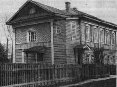 В этом доме, в Тотьме, в 1903–1904 годах жил Луначарский. Здесь были написаны «Основы позитивной эстетики», «Диалог об искусстве» и др. Фото автора