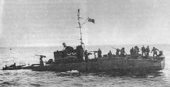 Поврежденный СКА №0141 возвращается своим ходом на базу после Новороссийской десантной операции. 9-10 сентября 1943 года. (zorich.ru)